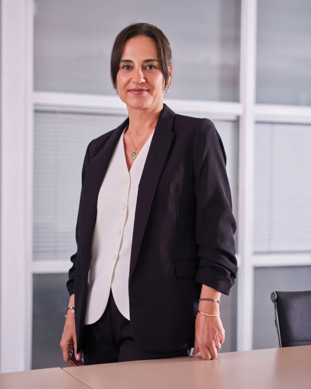 Serra Gür, Administration